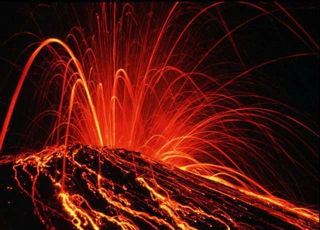 Berou si snad sopky dovolenou?Většina vulkánů soptí mezi listopadem až březnem a v ostatních měsících svou aktivitu snižuje, tvrdí David Pyle z anglické Cambridgeské univerzity. K tomuto závěru došel po studiu záznamů 3200 erupcí, ke kterým došlo v letech 1700-1999. Zjistil též, že o 18 % více výbuchů sopek se událo na naší planetě tehdy, když na severní polokouli vládly zimní měsíce. Zvláště výrazné je to prý u sopek v Andách, Střední Americe a na ruské Kamčatce. 