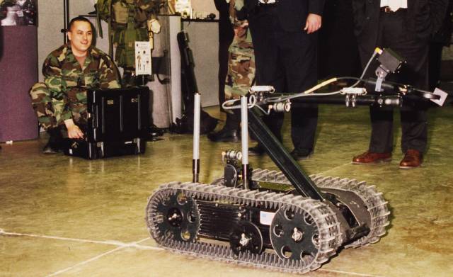 Jeden z vojenských robotů užívaných americkou armádou byl zničen v blíže nespeciřkované bojové akci. Výrobci těchto robotů, společnosti iRobot, to oznámilo Ministerstvo obrany USA.