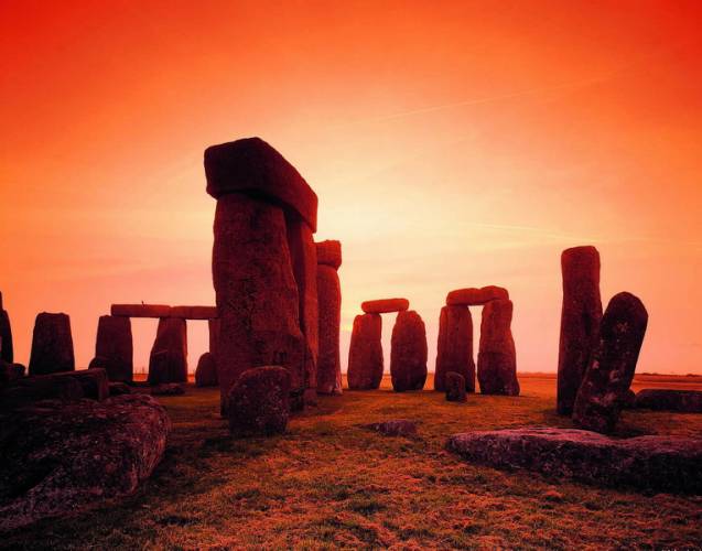 Koncem roku se britskému týmu díky nejmodernější laserové technice náhodou podařilo objevit oku zatím skryté malby ve starobylém a legendami opředeném Stonehenge, téměř 4,5 tisíce let starém kruhu z kamenů ve Wiltshire v Anglii. 