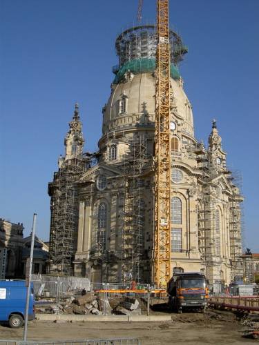 Vysvěcení znovuobnoveného kostela Frauenkirche v Drážďanech se připravuje na říjen 2005 po dvanáctileté  rekonstrukci a šedesát let po jeho zničení.