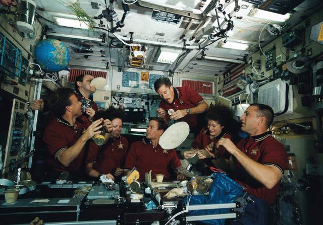 Představy veřejnosti o jídelníčku kosmonautů často odpovídají vzpomínkám na počátky letů do vesmíru…