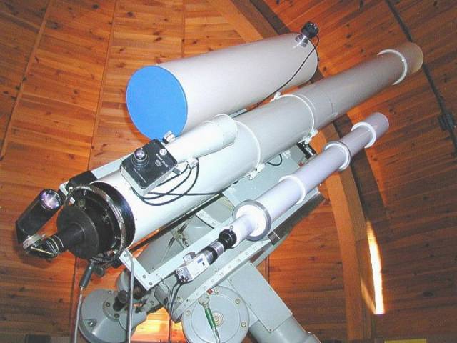 Reflektor o průměru primárního zrcadla 2 m byl postaven v areálu observatoře v Ondřejově ve výšce 528 m n. m. a slavnostně uveden do provozu v srpnu 1967 u příležitosti konání kongresu Mezinárodní astronomické unie v Praze.
