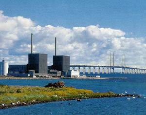 Podle posledních průzkumů 82% Švédů souhlasí s využitím jaderné energie, přesto tamní vláda trvá na svém rozhodnutí uzavřít druhý reaktor elektrárny Barsebäck, který by měl ukončit provoz ke 31. 5. 2005.