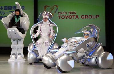 Toyota na EXPU 2005 v japonském Aichi chce oficiálně představit své nové roboty, kteří by měli usnadnit život především tělesně postiženým lidem.