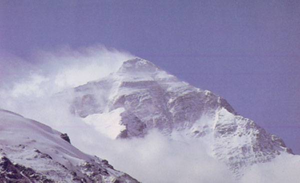 Čínské úřady se v poslední době obávají, že se nejvyšší hora světa v důsledku globálního oteplování zmenšuje. Podle předběžných zjištění se vrchol Mount Everestu snížil o 1,3 metru.