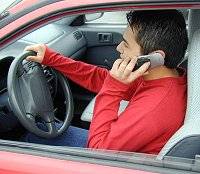 Studie, kterou nedávno zveřejnili američtí psychologové, prokázala, že mladí řidiči telefonující během jízdy mají reakční schopnosti srovnatelné se staršími lidmi.