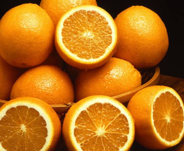 Američtí vědci z Cornellovy univerzity nedávno oznámili, že se jim podařilo z obyčejné pomerančové kůry vytvořit nový kvalitní plast.