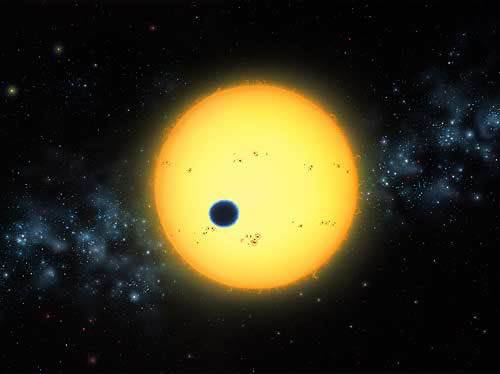 Před deseti lety byla objevena první planeta, obíhající kolem jiné hvězdy, než je naše Slunce. Dnes už těchto vzdálených exoplanet znají astronomové hodně přes stovku a hledání života v kosmických dálkách tím dostalo zcela nové dimenze.