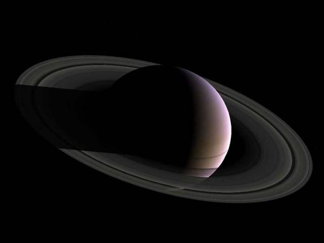 Saturn už má dohromady 46 měsíců. Havajští astronomové totiž nedávno objevili dalších 12 objektů, které obíhají kolem planety.