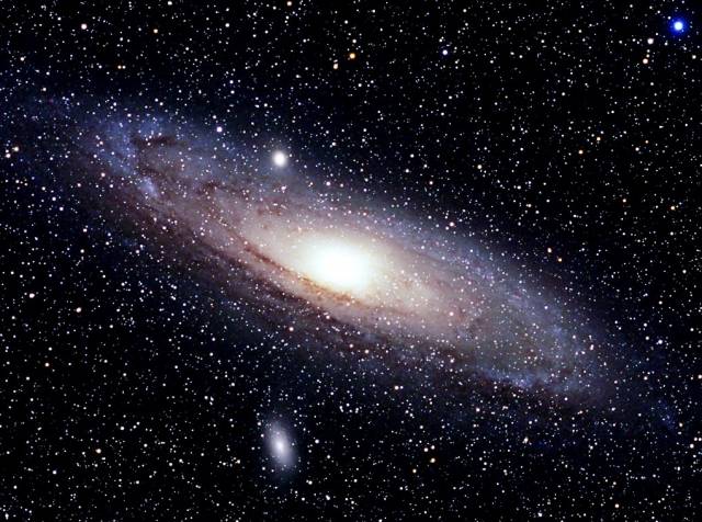 Známá galaxie M 31 v souhvězdí Andromedy, sousedící s Mléčnou dráhou, je až třikrát větší, než astronomové doposud předpokládali.