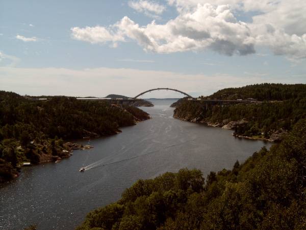 V uplynulých dnech byl slavnostně otevřen jeden z největších mostů na světě, který spojí dvě skandinávské země - Norsko a Švédsko.