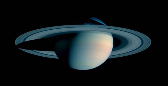 "Překvapilo to i nás, nebe Saturnu je modré jako na Zemi!“  prohlásil Bob West, šéf vědeckého týmu Cassini z Laboratoří tryskového pohonu v kalifornské Pasadeně.