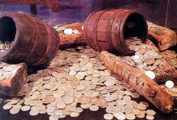V českých zemích bylo od 18. století do dneška objeveno něco přes čtyři a půl tisíce pokladů. Šperků, klenotů nebo drahých kamenů v nich bylo pramálo. Většinou jde o hromadné nálezy mincí. 