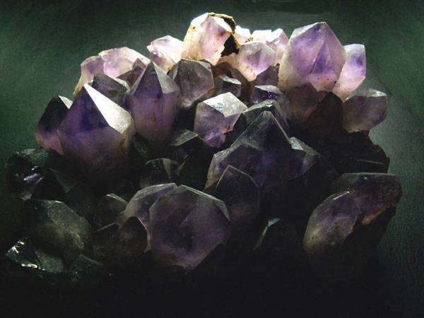 Krystaly byly mezi prvními geometrickými útvary v přírodě, které upoutaly pozornost nejen vědců. Lidé se postupně naučili tyto fascinující objekty využívat ba dokonce začali vyrábět své vlastní, které by v přírodě nevznikly.