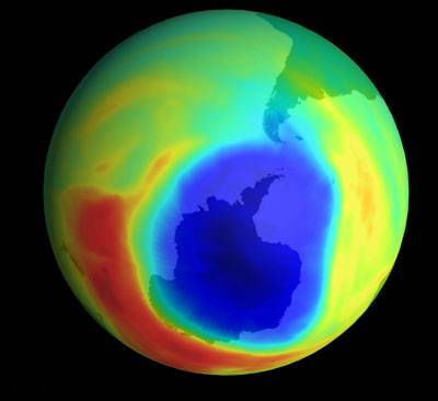 S notnou dávkou nadsázky lze říci, že život na Zemi před škodlivým zářením Slunce chrání jen několik milimetrů silná vrstva, složená z molekul ozonu (O3). Úbytek ozonu, ať už k němu dochází z jakýchkoliv příčin, je tedy opravdovou otázkou života a smrti.