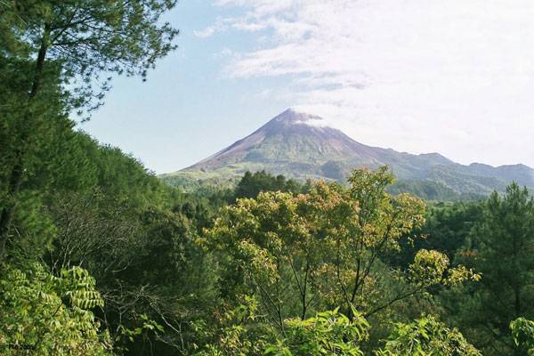 Na hustě obydleném indonéském ostrově Jáva se na sklonku léta probudila k životu sopka Merapi, která již mnohokrát v historii ukázala svou ničivou sílu.
