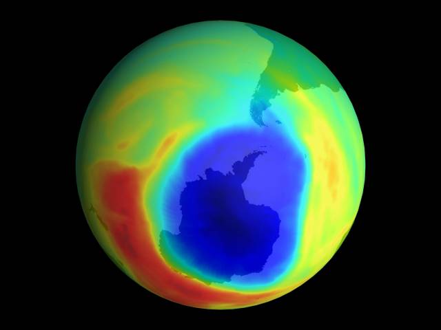 Ačkoliv ještě v srpnu americký Národní úřad pro výzkum oceánů a atmosféry tvrdil, že ozónová vrstva se zaceluje, měření NASA ukázalo pravý opak.