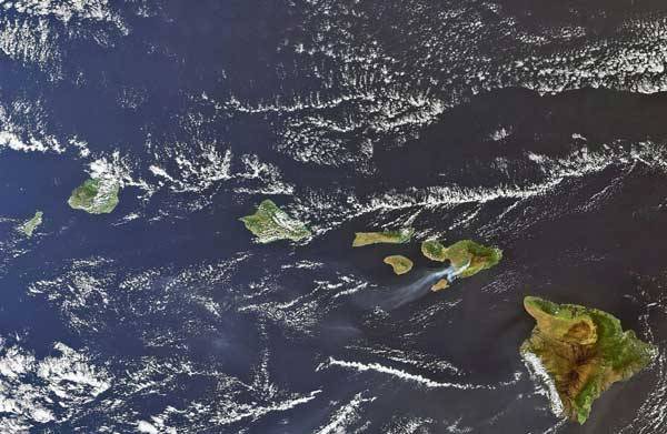 Snímek z družice ENVISAT poskytuje unikátní pohled na sopečné Havajské souostroví v Tichém oceánu.