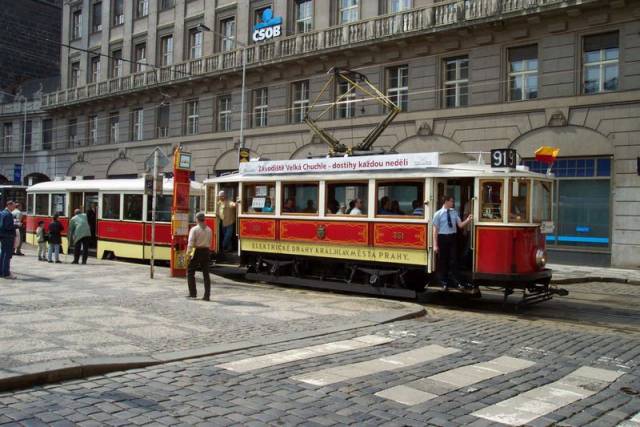 Právě dnes slaví sto let od své první vyjížďky nejstarší stále ještě provozovaná pražská tramvaj.