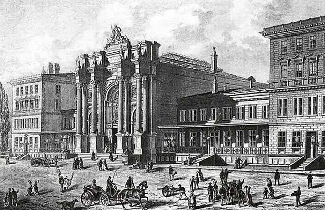 Železniční nádraží Těšnov v pražském Karlíně bylo vybudováno v letech 1872 - 75 v v blízkosti tzv. Petrské, nebo také Poříčské brány. Nádraží bylo dílem českého architekta Karla Schlimpa, profesora na vídeňské technice.
