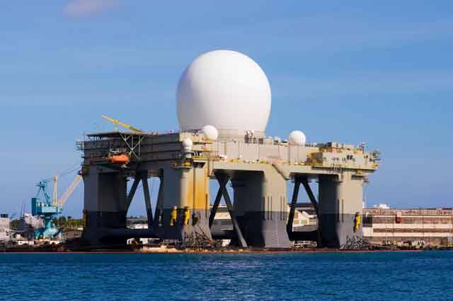 Radarová stanice, kterou chtějí Spojené státy postavit v Brdech, by mohla klidně plout například na Máchově jezeře. V USA totiž vyvinuli novou technologii, která umožňuje stavět mobilní plovoucí radary s vlastním pohonem, které se mohou libovolně přemisťovat po hladině oceánů.