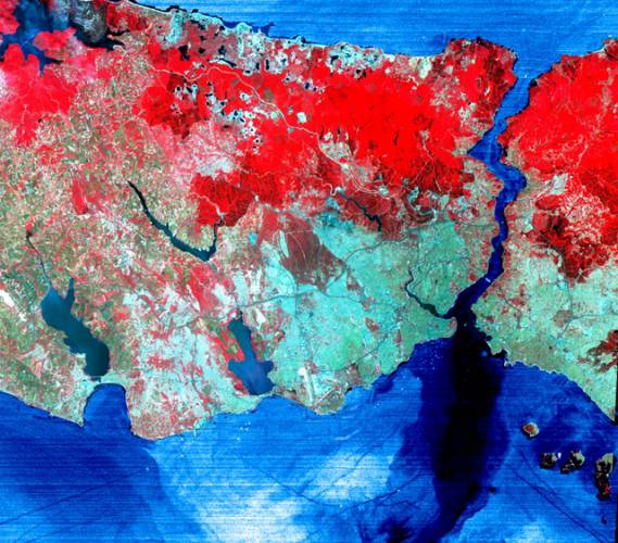 Obraz tureckého Istanbulu pořízený družicí Aster zabírá v 41 stupních severní šířky a 29 stupních východní délky území o velikosti 60 x 60 kilometrů.