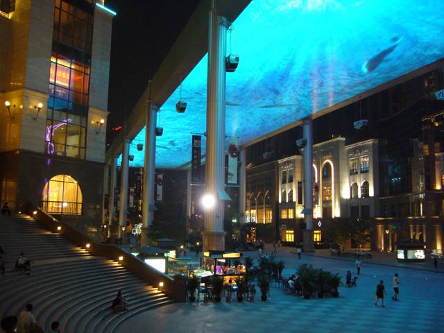 V dokončovaném nákupní centru The Place v čínském Pekingu se před časem odehrála veliká show. Slavnostně spustili gigantickou, 250 metrů dlouhou a 30 metrů širokou, obrazovku. Její název je „Sky Screen“ a tvoří ji složené diody LED. Obrazovka je zavěšena ve výšce 25 metrů nad náměstím. Díky mřížové struktuře umístění skrz tento „strop“ bez problémů proniká denní světlo. 