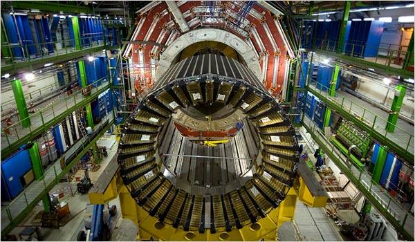 Dnešního dne, tedy 10.9. v 9 hodin ráno,  byl uveden do chodu největší urychlověč částic LHC (Large Hadron Collider) v laboratořích pro výzkum částic CERN nedaleko švýcarské Ženevy. Jedná se o  projekt, který lze bez nadsázky označit za jeden z největších vědeckých projektů v dějinách lidstva.