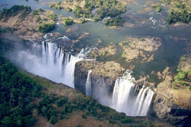 Řeka Zambezi se na hranicích mezi jihoafrickými státy Zambie a Zimbabwe najednou propadá do 140metrové hloubky, na dno úzkého kaňonu. Její impozantní šířka 1700 metrů se v jeden okamžik srazí na pouhých 130 m. Z poklidného veletoku se stává zuřící živel, nekompromisně spoutaný strmými stěnami rokle. To jsou Viktoriiny vodopády.