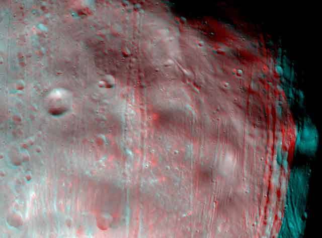 Vůbec poprvé může spatřit oko člověka zblízka a ve vysokém rozlišení jeden ze dvou měsíců planety Mars  – Phobos. (Druhý Marsův měsíc nese jméno Deimos).