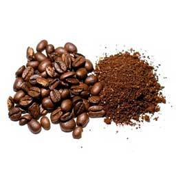Biopaliva do spalovacích motorů se dnes vyrábí většinou z řepkového či palmového oleje nebo ze sojových bobů. Hlavním důvodem, proč nejsou stále nejsou dostatečně rozšířená, je nedostatek levné a snadno zpracovatelné suroviny. Možná ale začíná svítat na lepší časy. Zbytky kávových bobů po přípravě kávy totiž obsahují stejné množství oleje jako výše zmíněné plodiny. 