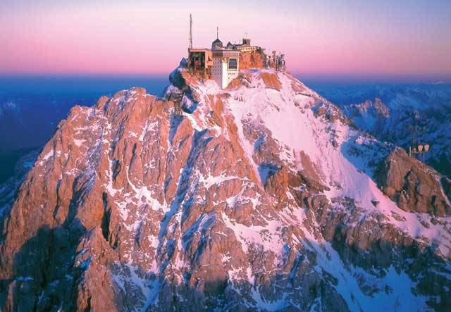 Od prvního zaseknutí krumpáče při stavbě „železnice snů“, vedoucí až pod vrchol nejvyšší německé hory v v Bavorských Alpách Zugspitze (2964 m), uplynulo právě letos 80 let. První myšlenky na pokoření Zugspitze lidskou technikou jsou dokonce přesně 100 let staré. Radní Garmisch-Partenkirchenu totiž požádali Královské bavorské ministerstvo o vypracování plánů na zpřístupnění Zugspitze lanovkou už v roce 1908!