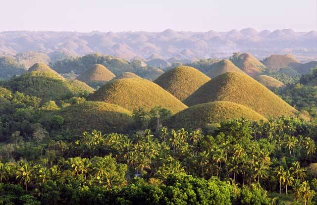 Pole pokryté obrovskými krtčími hromádkami nebo také sérií ženských ňader. Takové asociace jistě naskakují turistům, kteří se přijedou obdivovat krásám jedinečných Čokoládových hor na filipínském ostrově Bohol.  