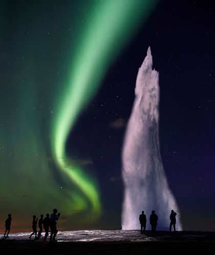Vyfotografovat hned dva kouzelné jevy, které má na svědomí příroda, to se povede jednou za život. Jeden z takových unikátních snímků, pořízený v oblasti bouřících gejíírů na Islandu, vám přináší náš Objektiv.