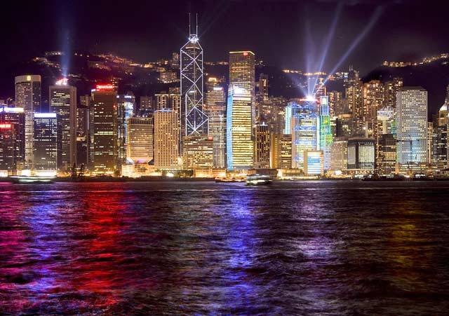 Takovýto pohled na noční Hongkong se naskytne pasažérům lodí, připlouvajících do tohoto úžasného přístavního města. 