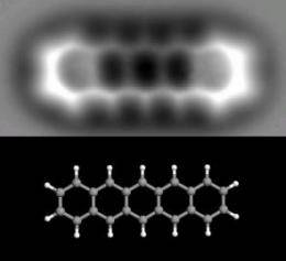 Vědcům z výzkumného centra IBM v Curychu se nedávno podařilo získat první trojrozměrný obrázek jediné molekuly velké pouhých 1,4 nanometrů! Tento objev napomůže dalšímu vývoji v oblasti nanotechnologií, které najdou své uplatnění zejména v elektronických zařízeních či při výrobě léků. 