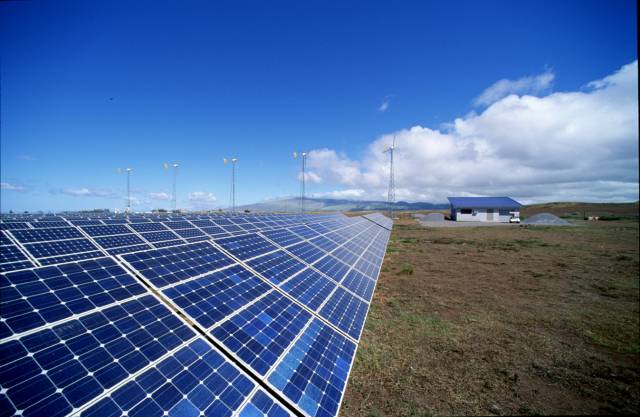 V honbě za co nejvyšší efektivností solárních fotovoltaických článků padl v nedávné době další rekord. Tým vědců z univerzity Nového Jižního Walesu v Sydney nedávno oznámil, že se mu podařilo sestrojit článek, který pracuje s efektivitou celých 43%!
