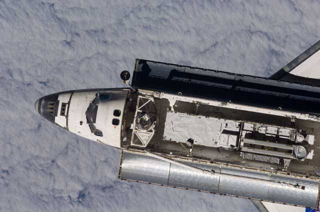 Jedním z nejnáročnějších úkolů nedávné mise amerického raketoplánu Discovery k Mezinárodní kosmické stanici ISS bylo namontování posledního páru solárních křídel, která zásobují stanici elektrickou energií.