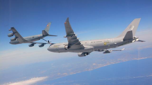 Airbus A330 je známý především jako civilní dopravní letadlo. Jeho speciální úpravy pod označením A330 MRTT však začíná využívat řada zemí jako tankovacího letounu pro potřeby armádního letectva.