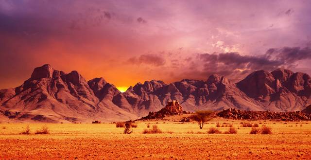 Při vyslovení slova poušť si většina z nás představí rozpálené, pusté a bezútěšné pláně, pokryté pískem. O tom, že poušť může být neskutečně krásná, se může každý přesvědčit v Namibii, ležící v jihozápadní části afrického kontinentu.