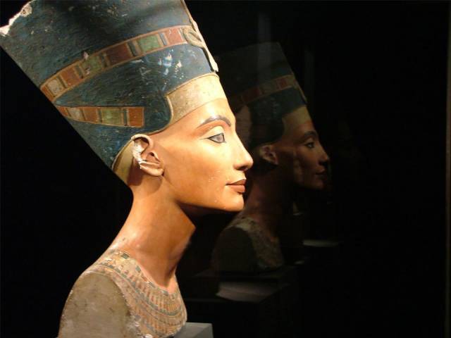 Krásný obličej egyptské královny Nefertiti si snad neumíme představit jinak, než  s výrazným make-upem a očními stíny. Francouzští vědci nedávnou přišli s teorií, že oční stíny nesloužily pouze k ozdobě, ale i jako lék proti bakteriálním infekcím.