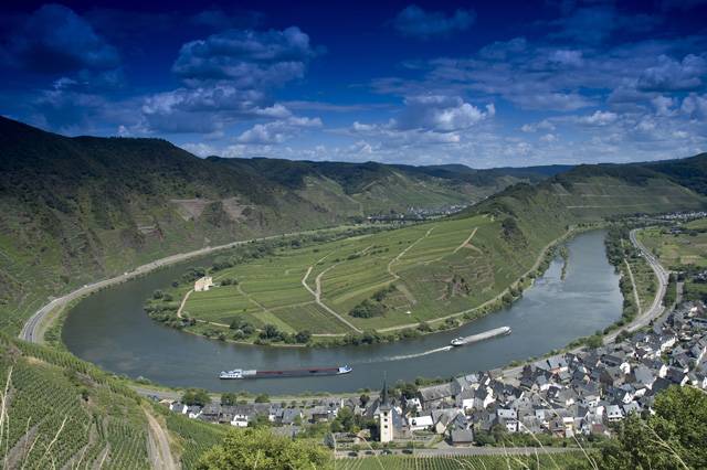 V našem objektivu vám tentokrát nabízíme kouzelný pohled na meandry řeky Mosely, pramenící ve Francii, jejíž tok protíná Lucembursko a ústí do Rýna v Německu u města Koblenz.