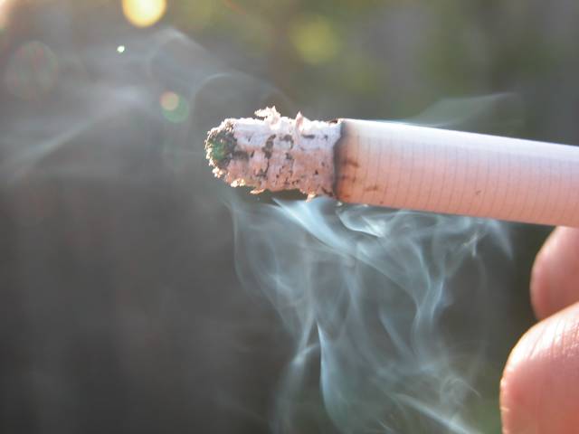 O škodlivých účincích pasivního kouření bylo popsáno již tolik papíru, že dnes své nekouřící děti či kolegy vystavuje cigaretovému dýmu snad už jen úplný hulvát. Pomůže však zakouřenou místnost vyvětrat? Vědci z prestižní univerzity v kalifornském Berkeley tvrdí, že nikoliv. 