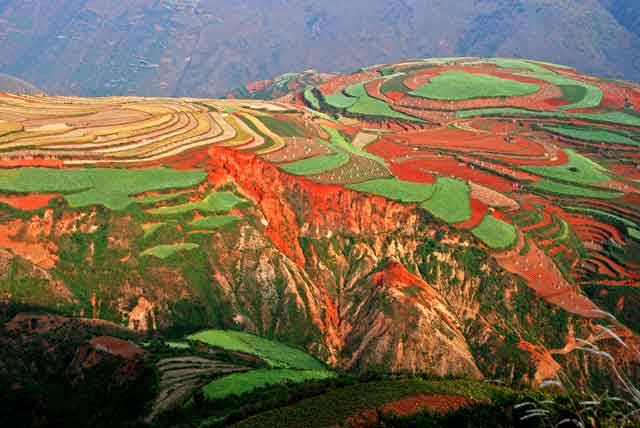 V naší rubrice Objektiv vám nabízíme působivý pohled na terasovitá rýžová pole v jihočínské provincii Yunnan. Vnitrozemská provincie, která je domovem 44 milionů obyvatel, sousedí na severozápadě  s provincií Tibet, na jihu se státy Laos a Vietnam.