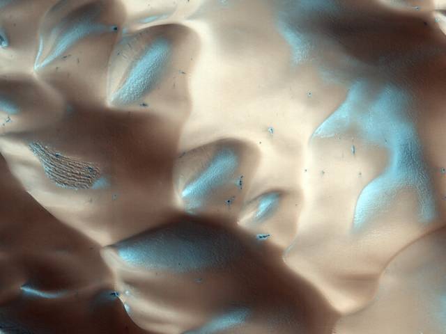 Americká sonda MRO (Mars Reconnaissance Orbiter) dosáhla oběžné dráhy Marsu v březnu 2006 a stala se tak vedle sond Mars Express a Mars Odyssey třetí aktivní sondou, která mapuje povrch rudé planety.