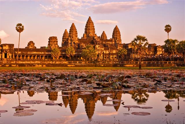 Kambodža, země v jihovýchodní Asii, má slavnou i smutnou historii. Její obyvatelé zažili krvavé tyranství Pol Pota, ale také nebývalý rozkvět, jehož dědictvím je slavný chrám Angkor Vat. Tato stavba je kambodžským symbolem, dostala se i na státní vlajku. 