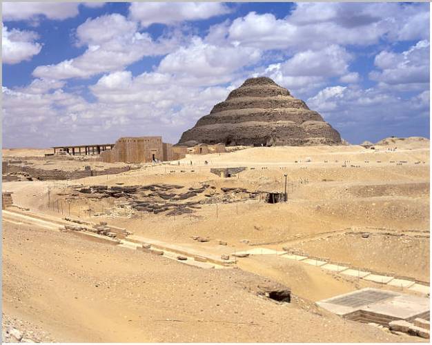 Přesné datování událostí v dlouhých a přebohatých dějinách starého Egypta je věcí velmi nesnadnou, nad níž musí spolupracovat vědci mnoha oborů. Mezinárodní tým odborníků nedávno publikoval studii, v níž se spojil s dávným "přítelem" všech archeologů a paleontologů - radioaktivním izotopem uhlíku 14C. 