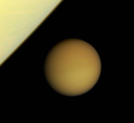 Dusík je pro život jedním z nejdůležitějších stavebních kamenů života. Jeho plynná forma však není pro organismy příliš k potřebě – dusík je zkrátka třeba nejprve zafixovat do "uživatelsky přívětivější"  sloučeniny. Američtí vědci nedávno vytvořili model, podle něhož by takové látky mohly vzniknout na Saturnově měsíci Titanu působením UV záření.