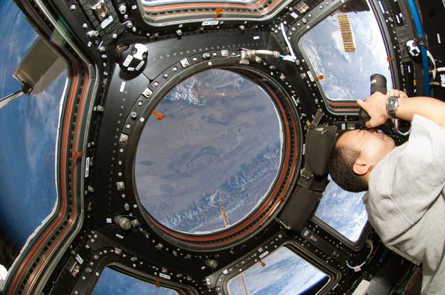 Počátkem jara letošního roku byl na Mezinárodní kosmickou stanici ISS namontován nový modul, který umožňuje kosmonautům panoramatickou vyhlídku do všech stran. Modul, nazvaný Cupola, má šest lichoběžníkových oken a jedno středové okno kruhového tvaru, které je svými rozměry na vesmírné poměry skutečným unikátem, neboť měří 79 centimetrů.