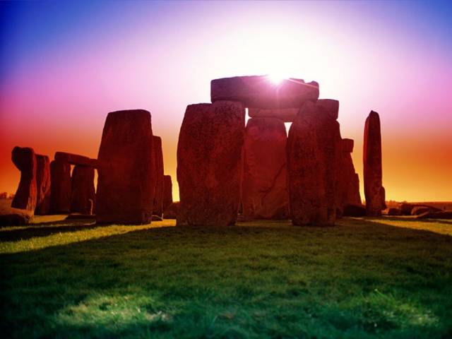 V roce 2007 byly v blízkosti slavného jihoanglického  monumentu objeveny zbytky vesnice, zcela nedávno přišel další významný objev. Jen několik set metrů od komplexu kamenných menhirů byly objeveny zbytky podobné kruhové struktury. Na jednotné interpretaci objevu se však archeologové zatím neshodnou.  